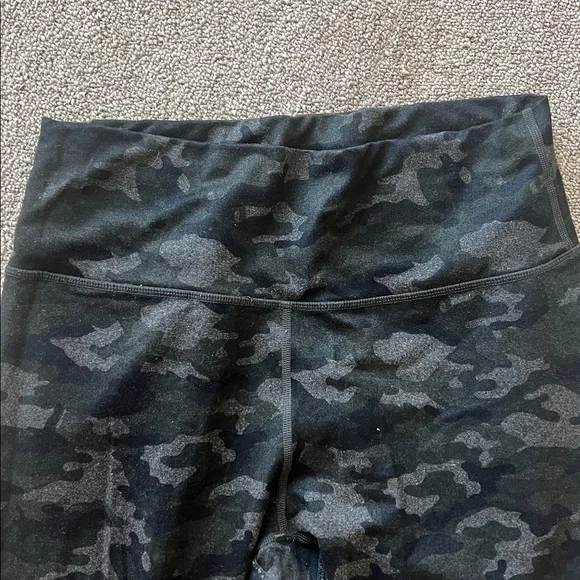 Fabletics Powerhold Camouflage Leggings size medium - Picture 5 of 6